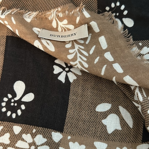 Burberry Scarf 64x28’ Brown Black Tan Cream colored Beautiful EUC - Picture 7 of 7